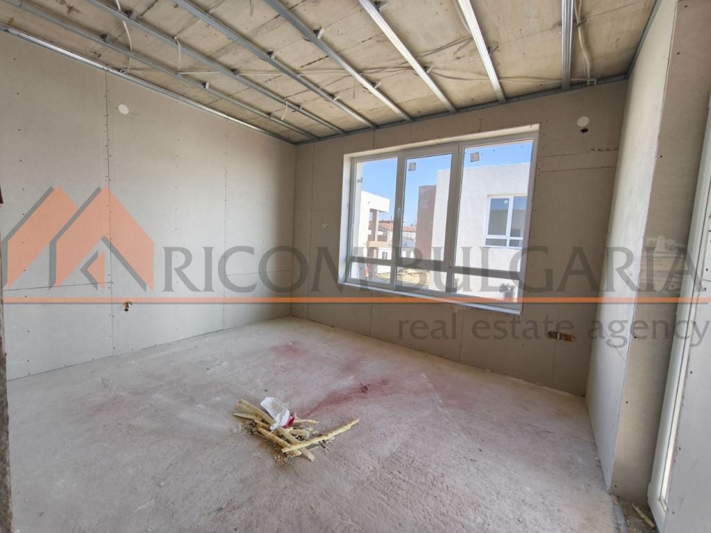 Риком България продава еднофамилна двуетажна къща в местност Боровец с четири спални! До автобусна спирка! - 10 - Ricom Bulgaria