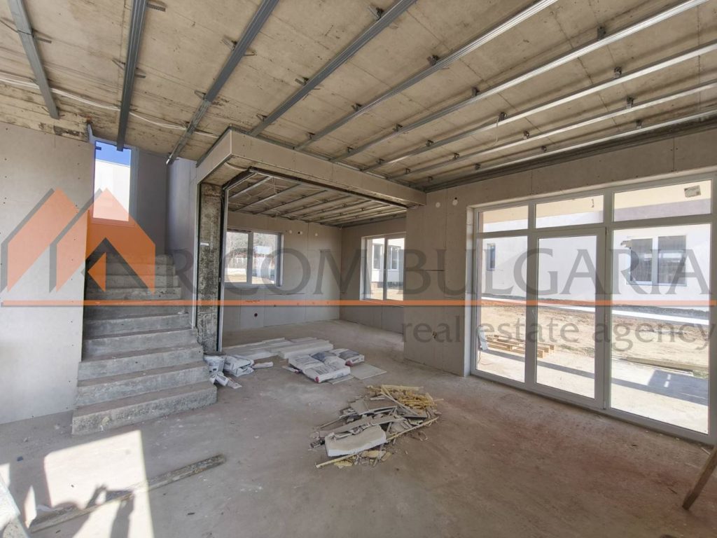 Риком България продава еднофамилна двуетажна къща в местност Боровец с четири спални! До автобусна спирка! - 3 - Ricom Bulgaria