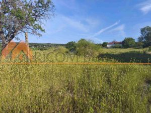 РИКОМ БЪЛГАРИЯ продава ъглов парцел с площ 1387 кв.м. вилна зона в гр.Аксаково. Южно изложение. - 1 - Ricom Bulgaria
