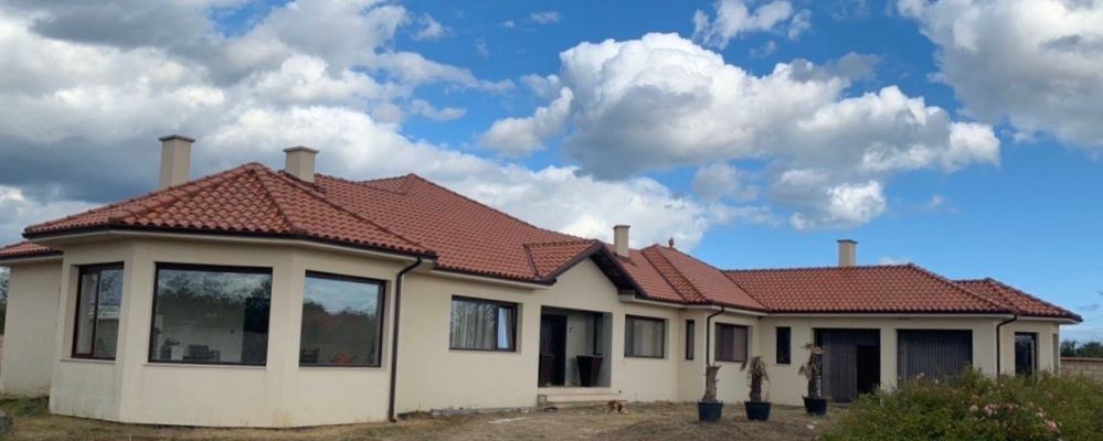 Напълно обзаведена едноетажна къща с площ от 335 кв.м. върху 2722 кв.м. парцел в с. Приселци - 1 - Ricom Bulgaria