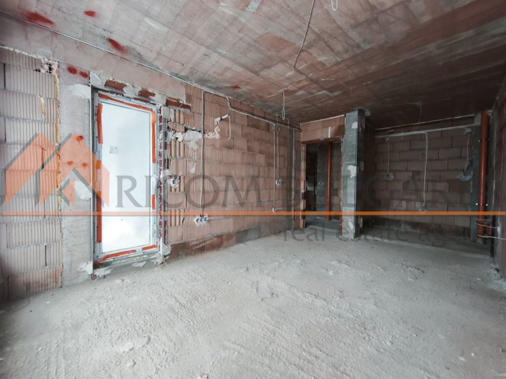 Двустаен апартамент в кв.Бриз с площ 60,46 кв.м. с включено в цената паркомясто! - 1 - Ricom Bulgaria