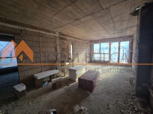 Тристаен апартамент с площ 92,82 кв.м., находящ се на втори /надпартерен/ етаж. - 1 - Ricom Bulgaria