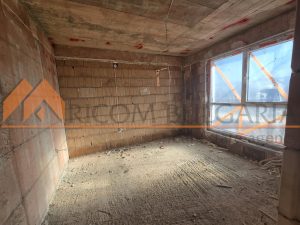 Тристаен апартамент с площ 92,82 кв.м., находящ се на втори /надпартерен/ етаж. - 10 - Ricom Bulgaria