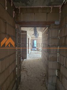 Тристаен апартамент с площ 92,82 кв.м., находящ се на втори /надпартерен/ етаж. - 5 - Ricom Bulgaria