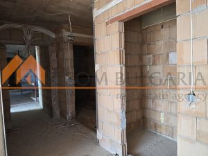 Тристаен апартамент с площ 92,82 кв.м., находящ се на втори /надпартерен/ етаж. - 9 - Ricom Bulgaria