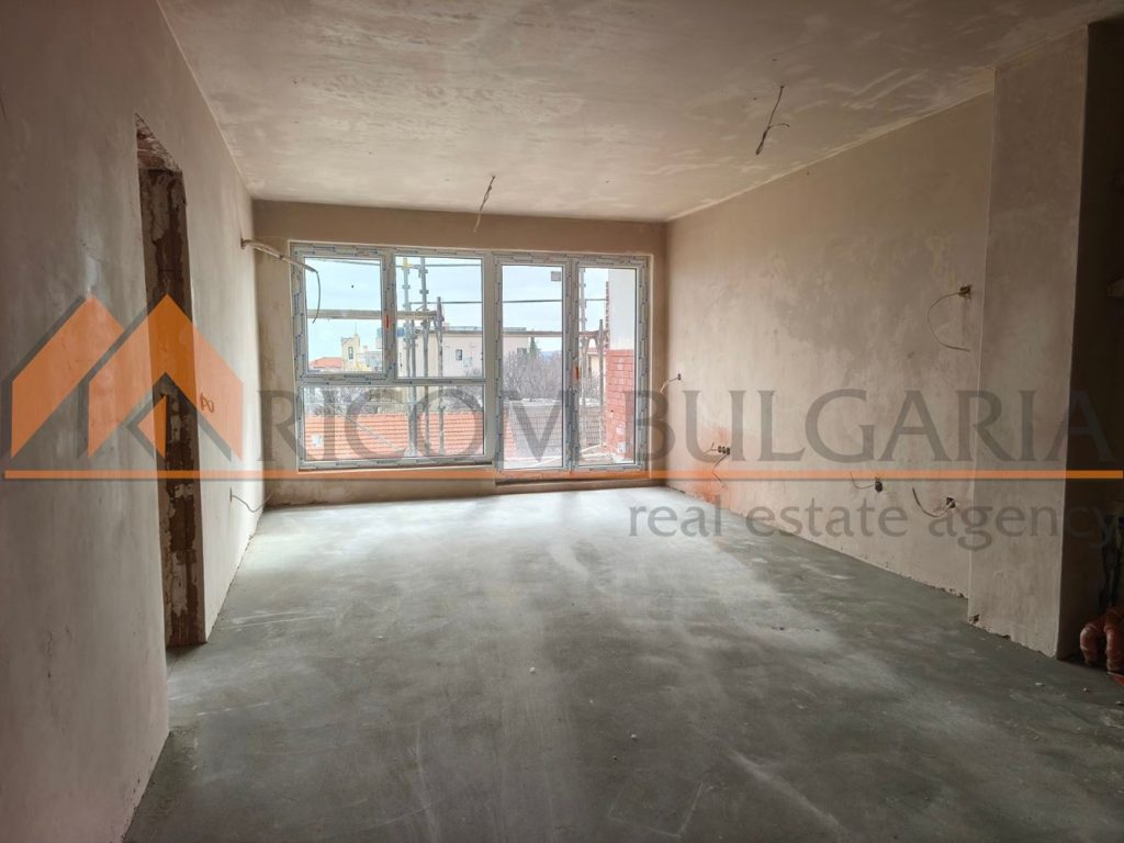 Тристаен апартамент с площ 92,82 кв.м., находящ се на втори /надпартерен/ етаж. - 1 - Ricom Bulgaria