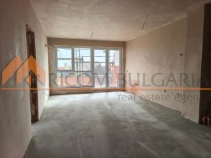 Тристаен апартамент с площ 92,82 кв.м., находящ се на втори /надпартерен/ етаж. - 1 - Ricom Bulgaria