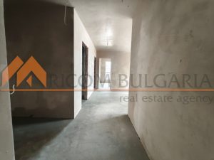 Тристаен апартамент с площ 92,82 кв.м., находящ се на втори /надпартерен/ етаж. - 6 - Ricom Bulgaria
