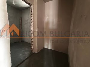 Тристаен апартамент с площ 92,82 кв.м., находящ се на втори /надпартерен/ етаж. - 7 - Ricom Bulgaria