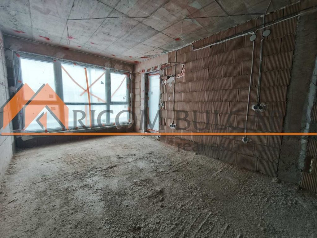 Двустаен апартамент в кв.Бриз! Среден етаж! Покрит изцяло! Две южни стаи! - 1 - Ricom Bulgaria