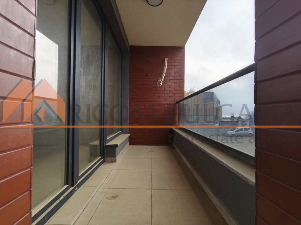 Риком България продава южен двустаен апартамент с включено в цената паркомясто в жилищна сграда на бул.Св.Константин и Елена - 1 - Ricom Bulgaria