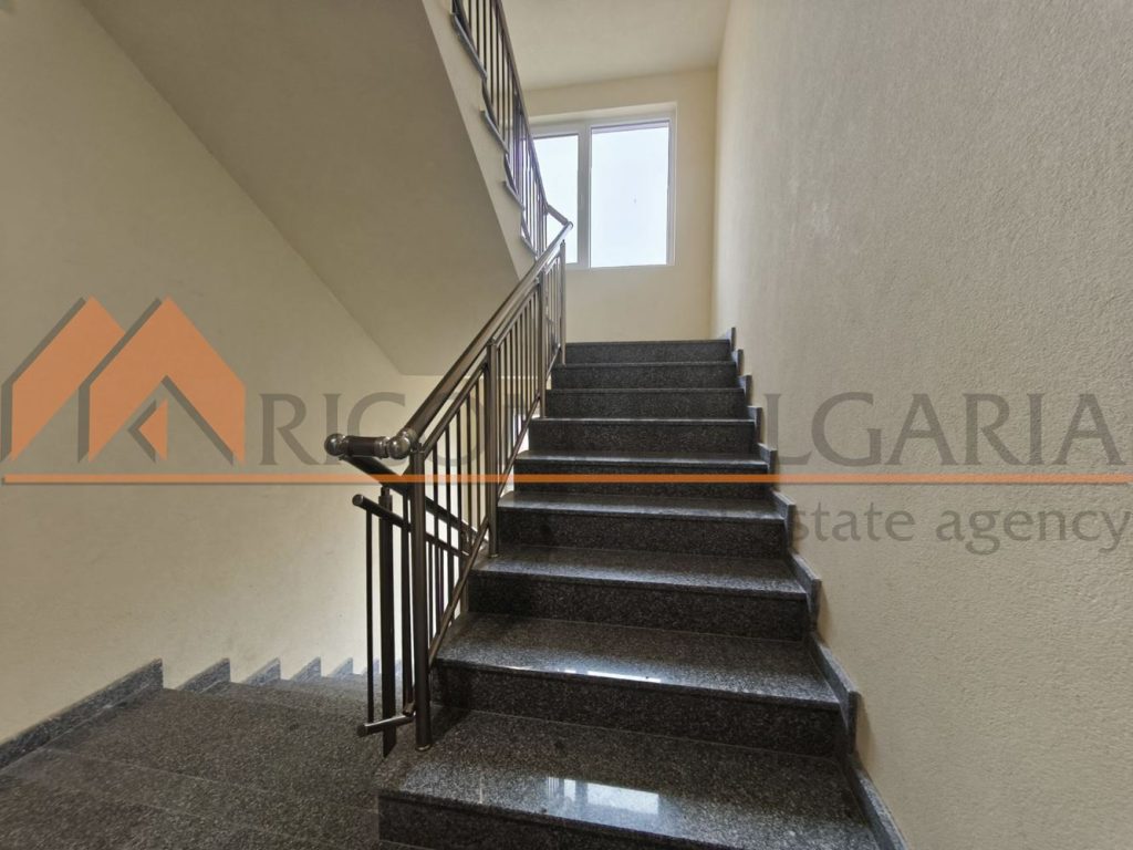 Риком България продава южен двустаен апартамент с включено в цената паркомясто в жилищна сграда на бул.Св.Константин и Елена! - 8 - Ricom Bulgaria