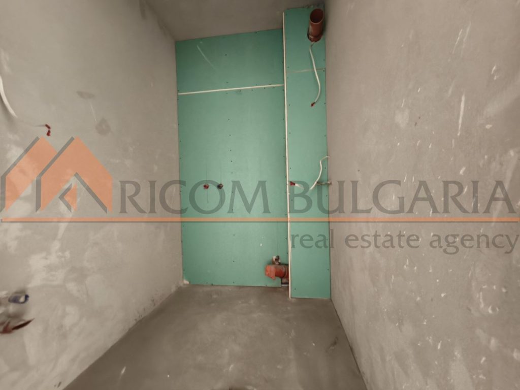 Риком България продава южен двустаен апартамент в жилищна сграда на бул.Св.Константин и Елена! - 8 - Ricom Bulgaria