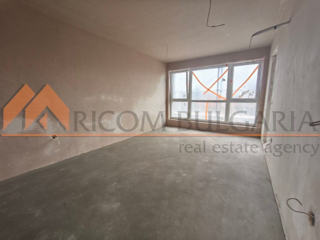 Двустаен апартамент в кв.Бриз! Среден етаж! Покрит изцяло! Две южни стаи! - 1 - Ricom Bulgaria