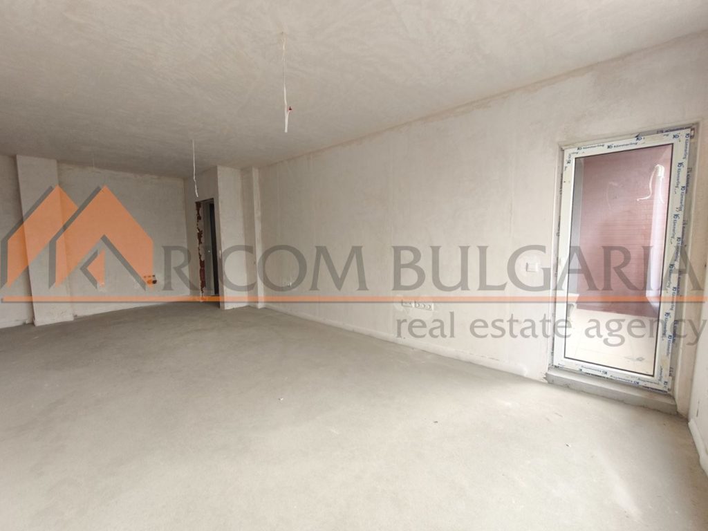 Риком България продава южен двустаен апартамент с включено в цената паркомясто в жилищна сграда на бул.Св.Константин и Елена! - 2 - Ricom Bulgaria