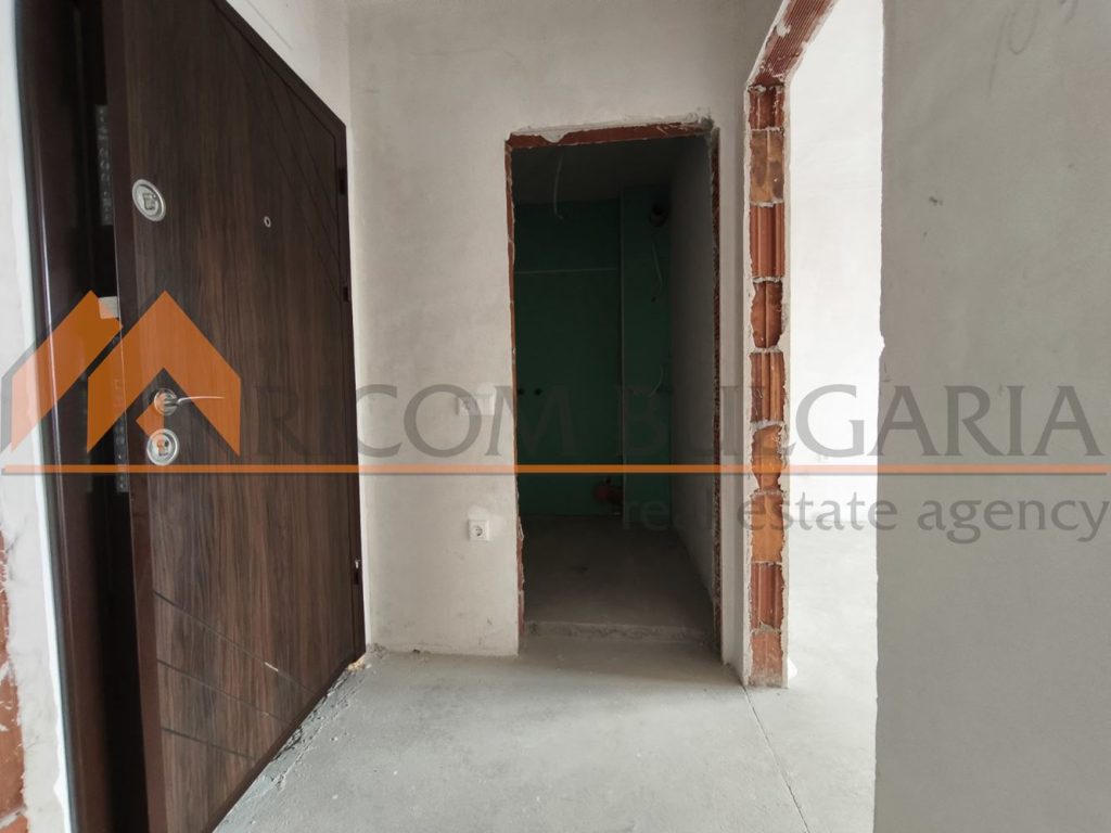 Риком България продава южен двустаен апартамент в жилищна сграда на бул.Св.Константин и Елена! - 5 - Ricom Bulgaria