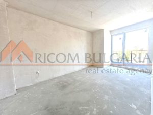 РИКОМ БЪЛГАРИЯ продава  тристаен апартамент  в централната част на гр.Варна! На пешеходно разстояние от центъра на града и К - 2 - Ricom Bulgaria
