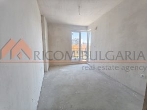 РИКОМ БЪЛГАРИЯ продава  тристаен апартамент  в централната част на гр.Варна! На пешеходно разстояние от центъра на града и К - 3 - Ricom Bulgaria