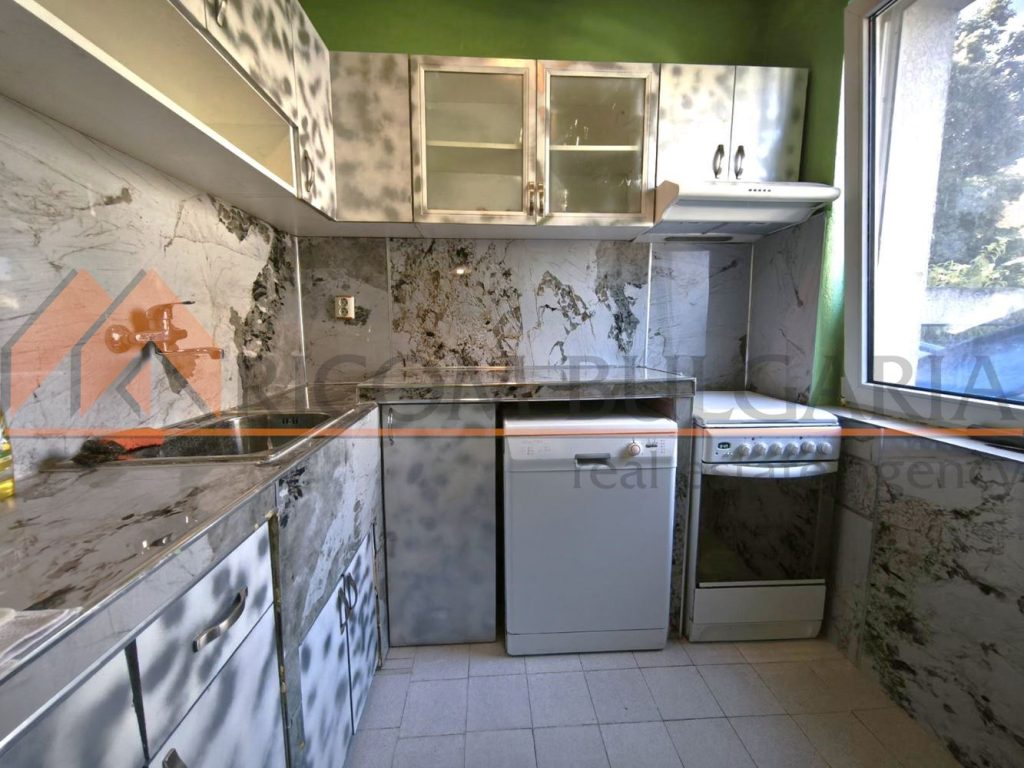 ОБЗАВЕДЕН ТРИСТАЕН АПАРТАМЕНТ С ПАРКОМЯСТО В КВ.АСПАРУХОВО! - 3 - Ricom Bulgaria