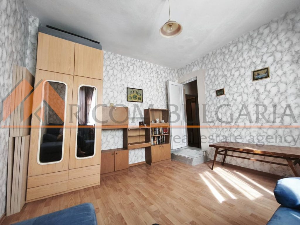 ОБЗАВЕДЕН ТРИСТАЕН АПАРТАМЕНТ С ПАРКОМЯСТО В КВ.АСПАРУХОВО! - 4 - Ricom Bulgaria
