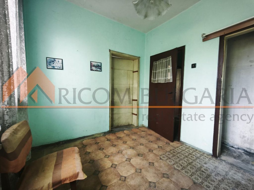 Тристаен апартамент с изключителен потенциал в кв. Трошево - 3 - Ricom Bulgaria
