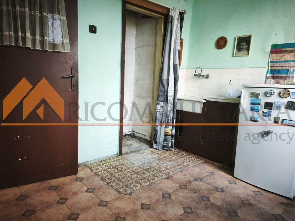Тристаен апартамент с изключителен потенциал в кв. Трошево - 4 - Ricom Bulgaria