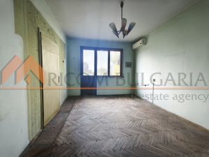 Тристаен апартамент с изключителен потенциал в кв. Трошево - 5 - Ricom Bulgaria