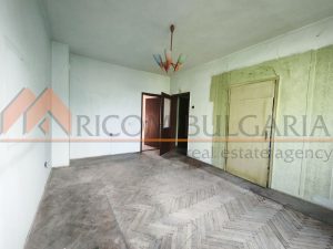 Тристаен апартамент с изключителен потенциал в кв. Трошево - 6 - Ricom Bulgaria