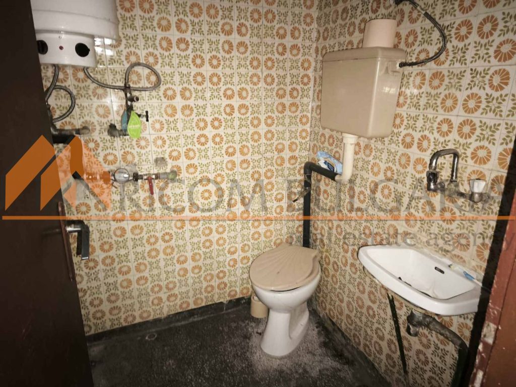 Тристаен апартамент с изключителен потенциал в кв. Трошево - 8 - Ricom Bulgaria